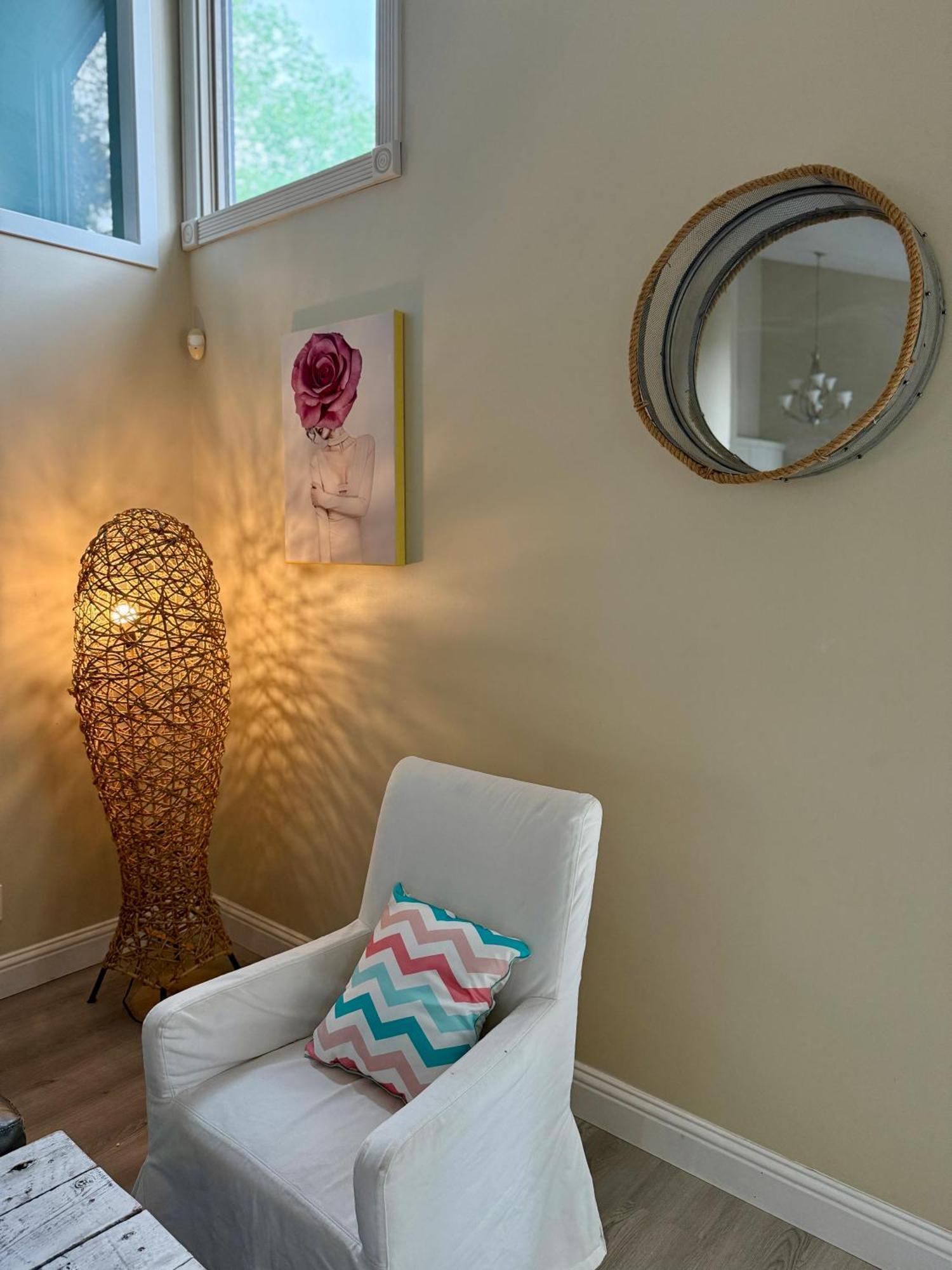 Gorgeous House&30 Second Bus Station Close C-Train& Free Parking YYC Exteriér fotografie