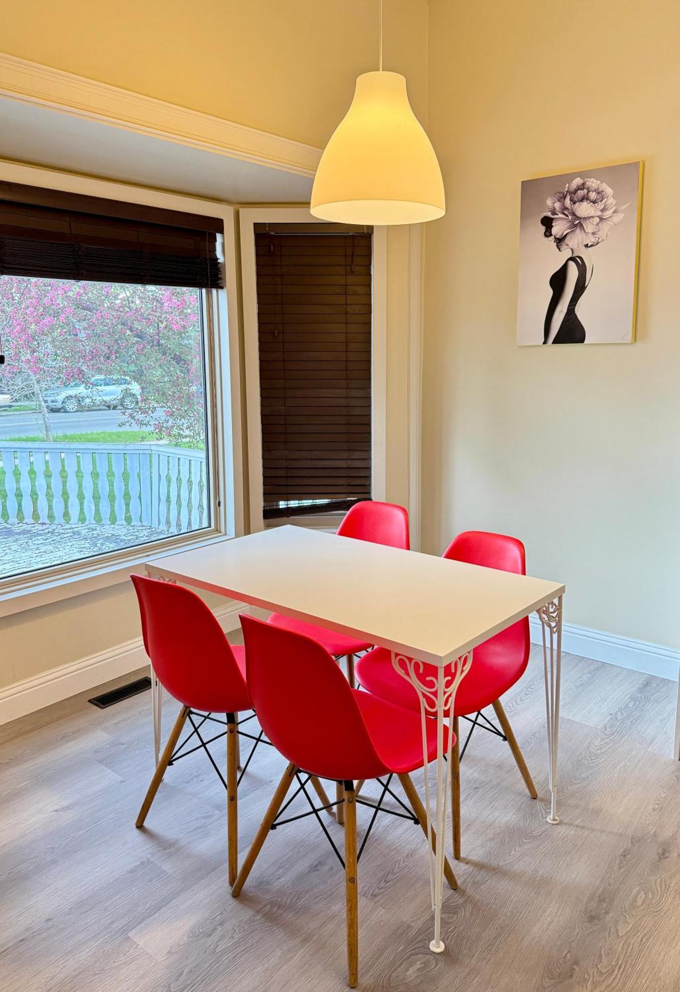 Gorgeous House&30 Second Bus Station Close C-Train& Free Parking YYC Exteriér fotografie