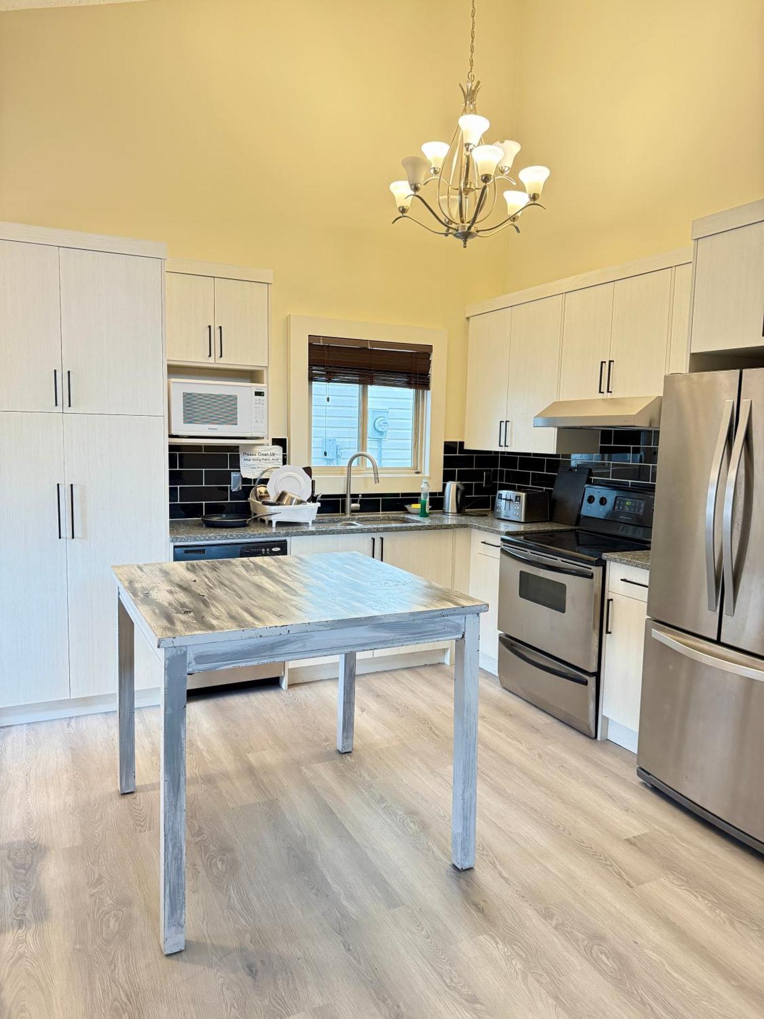 Gorgeous House&30 Second Bus Station Close C-Train& Free Parking YYC Exteriér fotografie